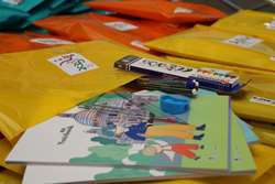 در پویش به بهای یک لبخند ، 120 بسته لوازم التحریر به دست دانش آموزان بی بضاعت رسید