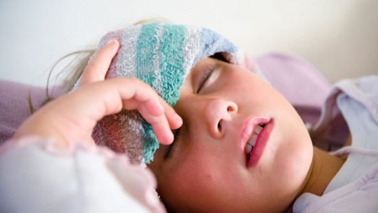 هشدار یک نورولوژیست کودکان:
دوش آب سرد، کودک تب‌دار را وارد شوک می‌کند
فوق‌تخصص بیماری‌های مغز و اعصاب کودکان و عضو هیات علمی دا 